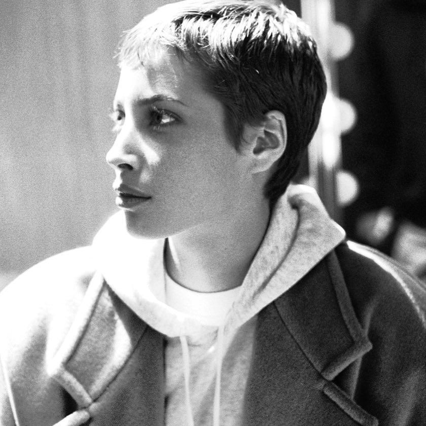 Oui � la superposition entre sweat � capuche et pardessus !