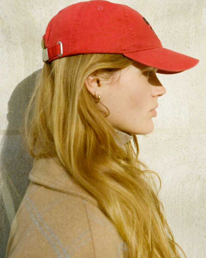 Rien de tel qu'un accessoire color� pour r�veiller un pardessus camel !