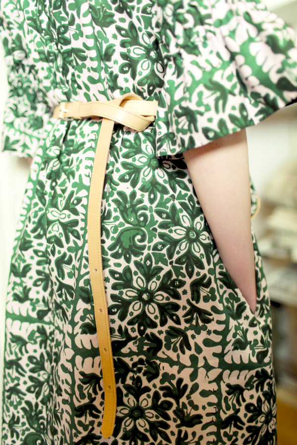 Robe romantique + longue ceinture minimaliste = le bon mix