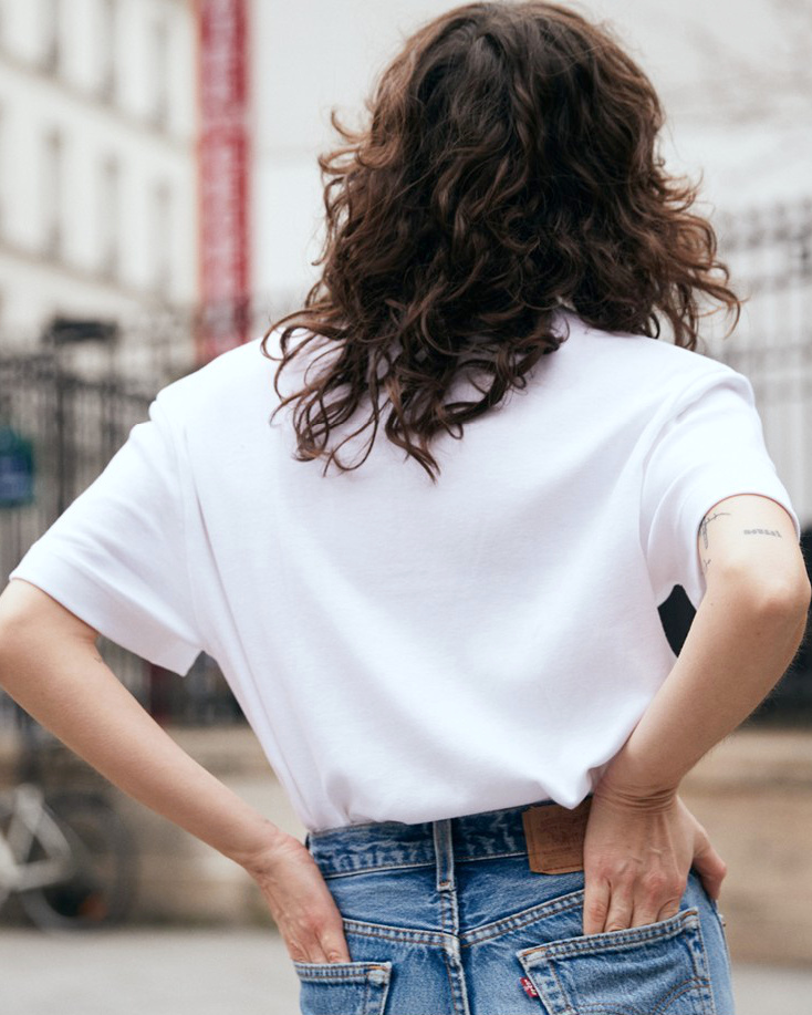 Tee-shirt blanc et jean Levi's : un duo aussi intemporel qu'efficace !