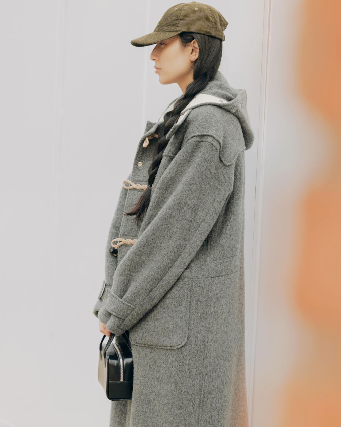 Rien de tel qu'une casquette sportswear pour twister un traditionnel duffle-coat !