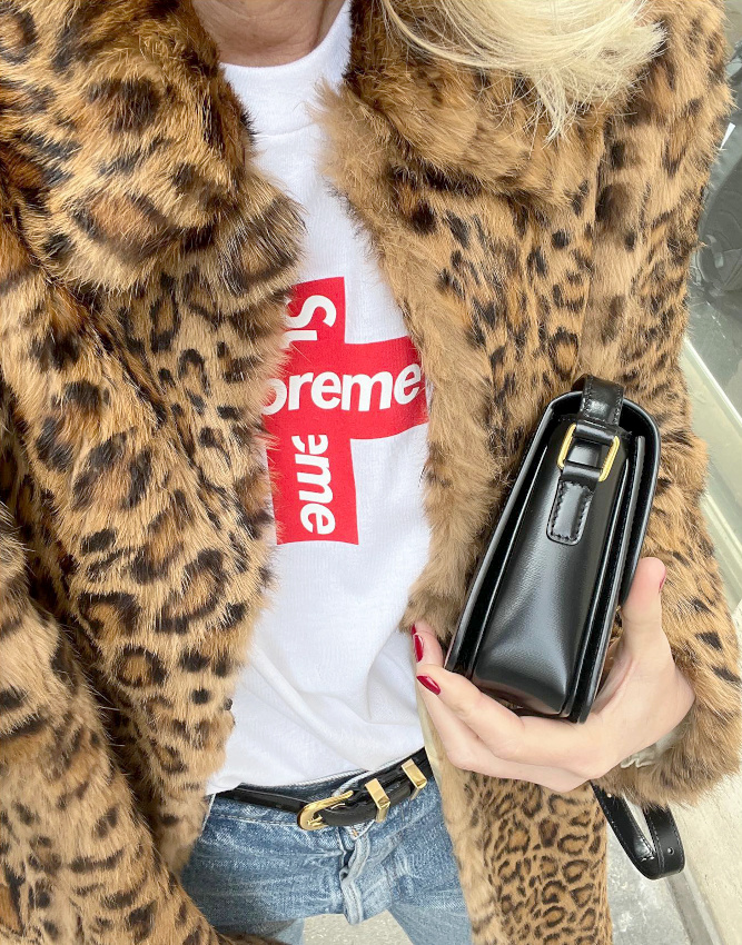 L�opard + tee-shirt avec une touche de rouge = le bon mix