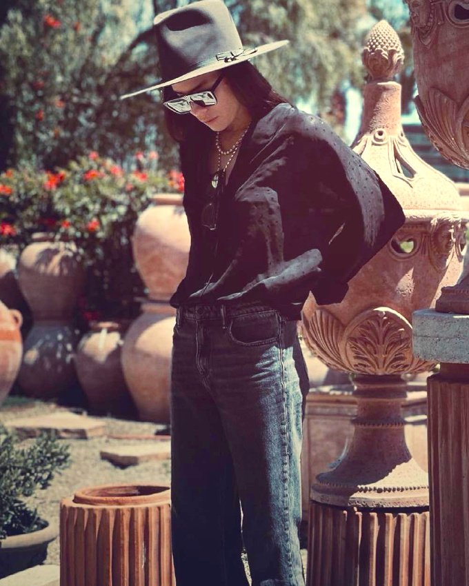 Jean d�lav� noir + plumetis = le bon mix