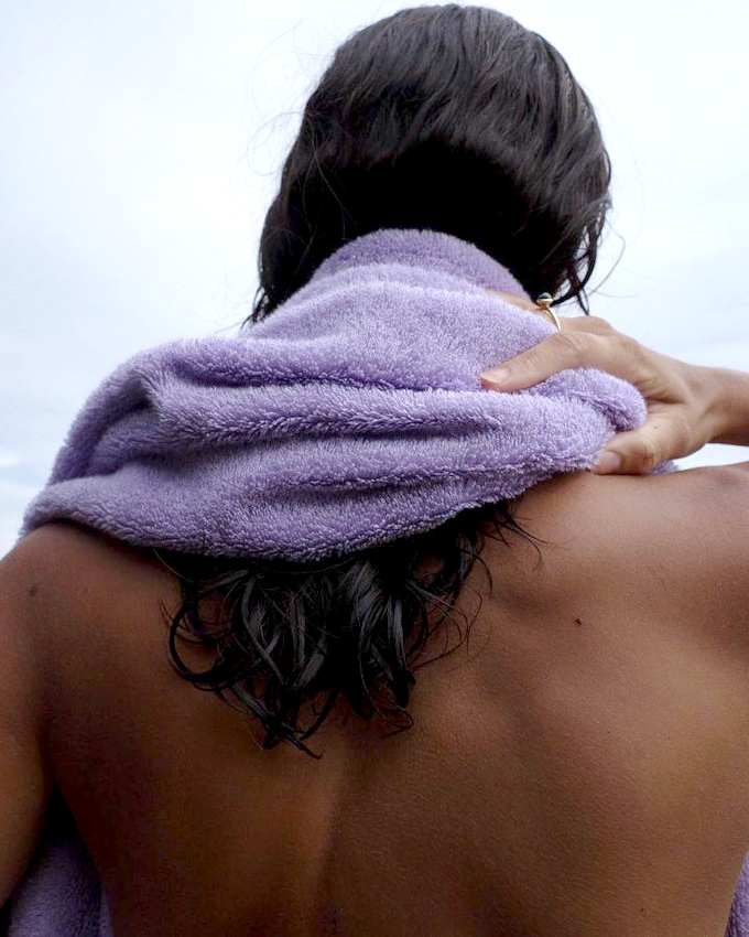 Wanted : une serviette �ponge lavande susceptible de sublimer notre bronzage d�s l'�t� venu !