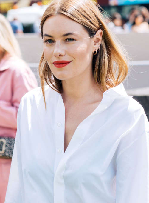 Camille Rowe chemise blanche