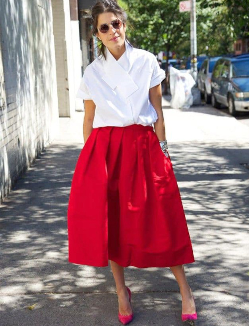 Chemise blanche et jupe rouge