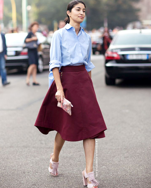 Chemise bleue, jupe violette et pochette rose