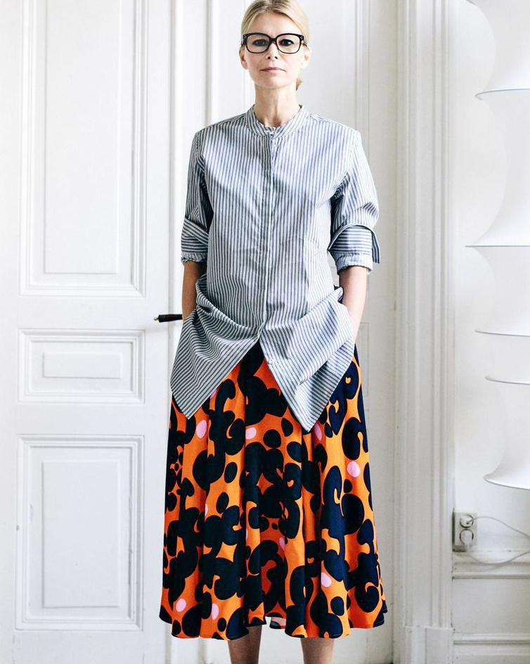 Oui � la confrontation entre jupe midi imprim�e et longue chemise masculine !