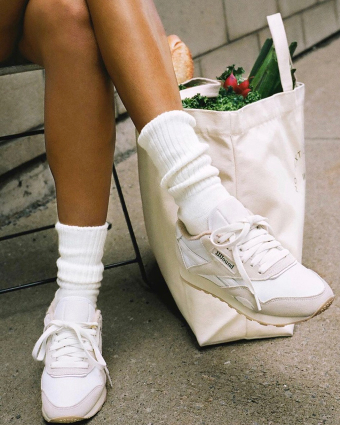 Runnings + chaussettes douillettes ton sur ton + jambes bronz�es = le bon mix