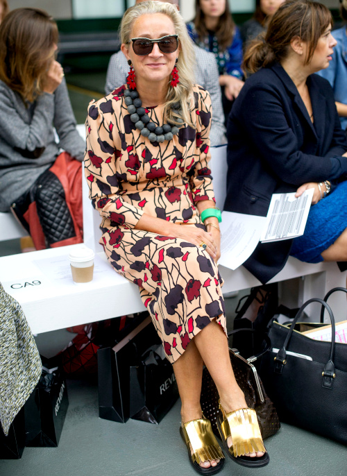 Robe orange et collier gris