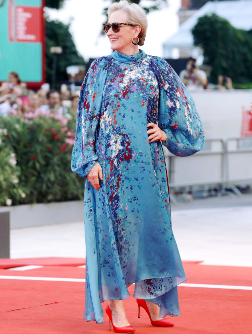 Robe bleue pour un mariage femme de 60 ans