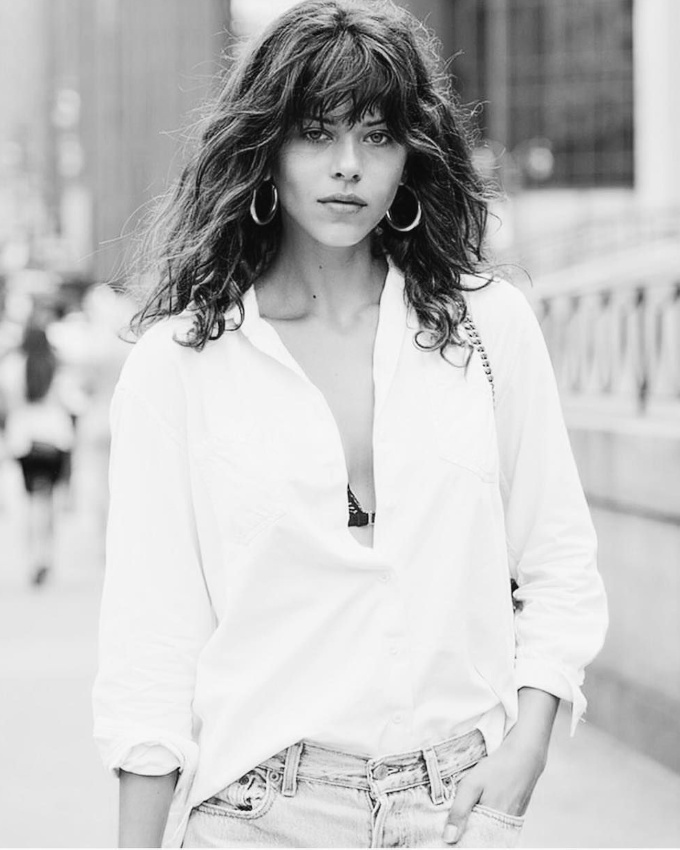 Boucles + croles + look ultra simple = le bon mix