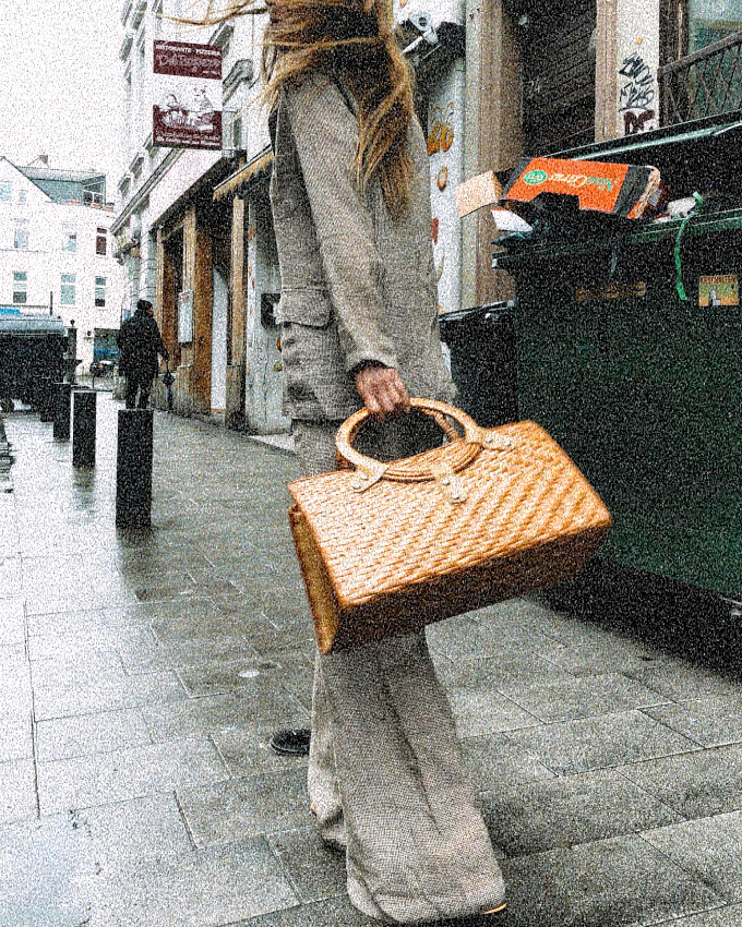 Rien de tel qu'un sac d�cal� pour twister un costume !