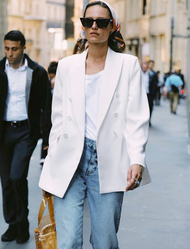 Rien de tel qu'un long foulard port� en fichu pour accompagner une tenue boyish !