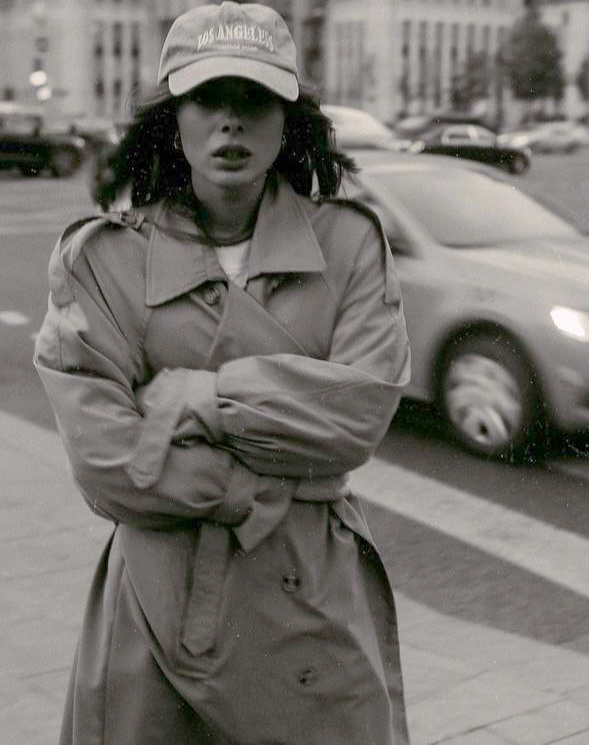 On ne se lasse pas du duo casquette/trench !