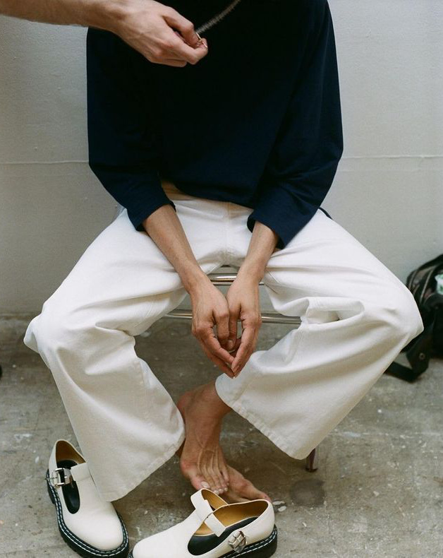 Difficile d'galer l'impact intemporel/casual chic du duo pull bleu marine/pantalon blanc large...