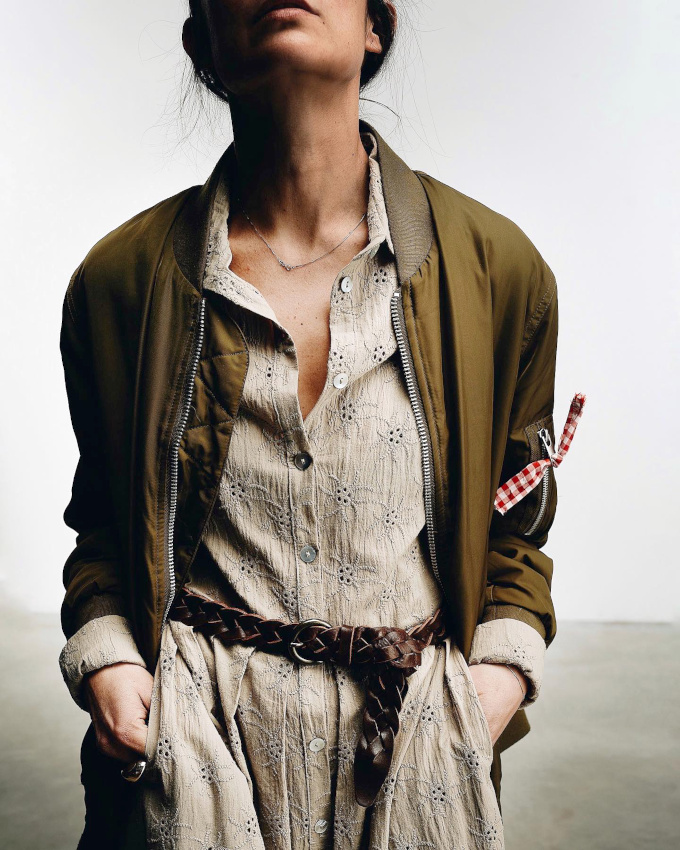 Broderie dlaves + bomber kaki = le bon mix