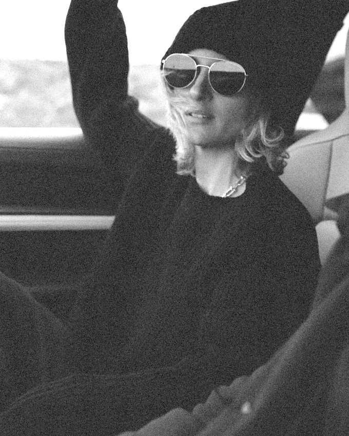 Oui au duo bonnet douillet/lunettes aviateur !