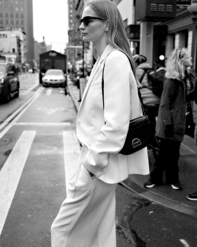 Choisi  peine loose, le costume gagne en subtile nonchalance