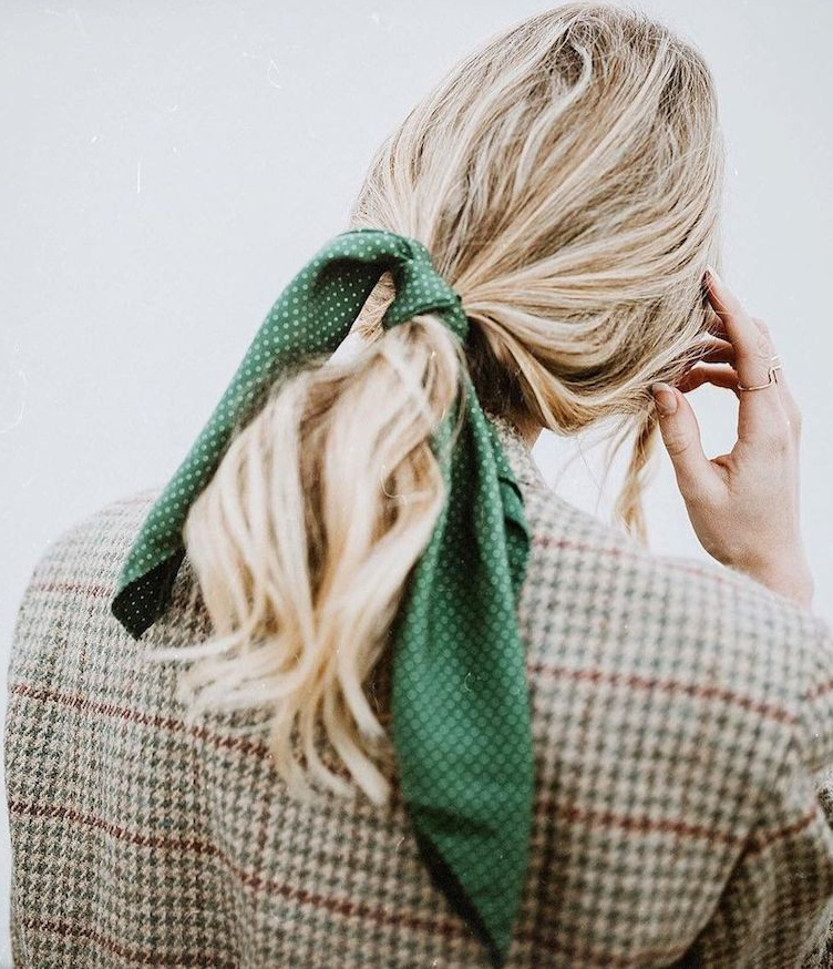 Rien de tel qu'un foulard color nou sur une queue de cheval pour twister un blazer classique !