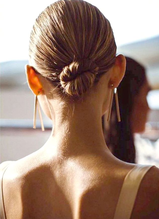 Chignon de danseuse + boucles d'oreilles minimalistes = le bon mix