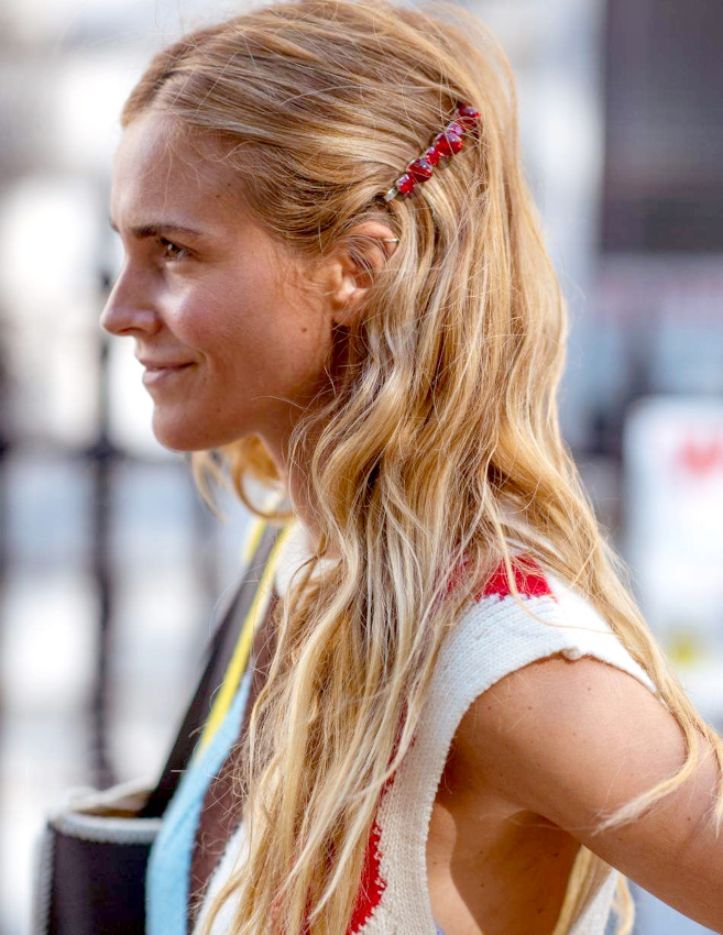 Cheveux  peine coiffs + barrette sophistique = le bon mix