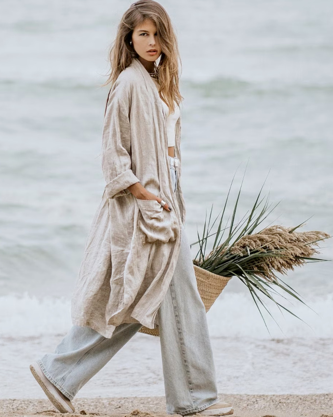 Mlant jean large, peignoir d'extrieur et chevelure nonchalante, ce look a tout bon !