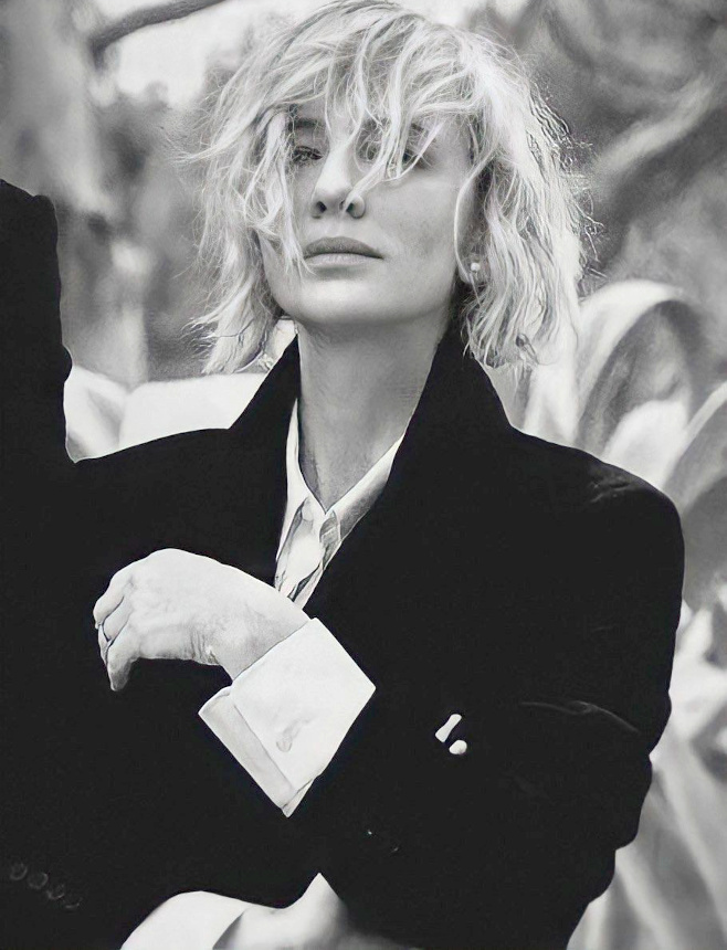 Costume + dsinvolture  = le bon mix