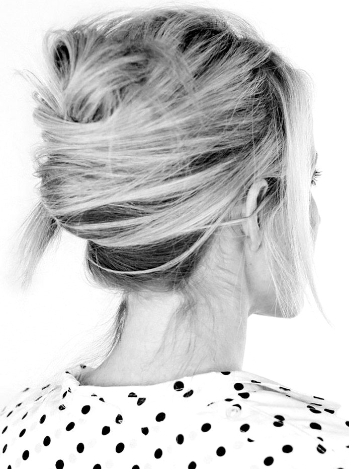 Chignon banane coiff/dcoiff + blouse  pois = le bon mix