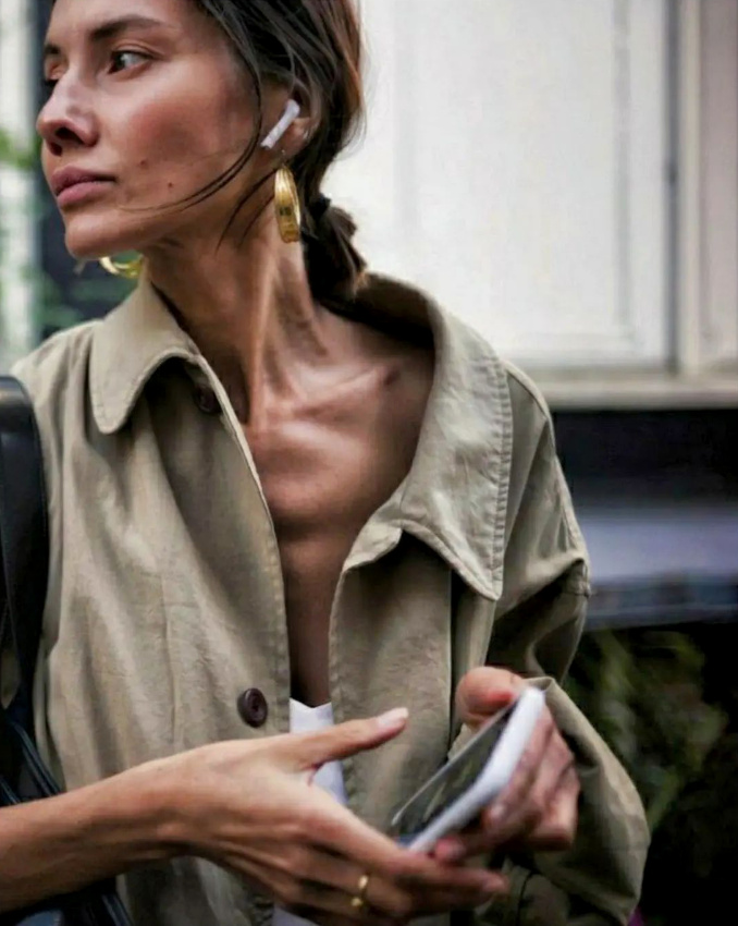 Rien de tel que le mix bijou dor/peau bronze pour sublimer une pice kaki !