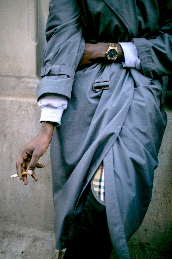 Trench + sweat-shirt + montre masculine dore = le bon mix