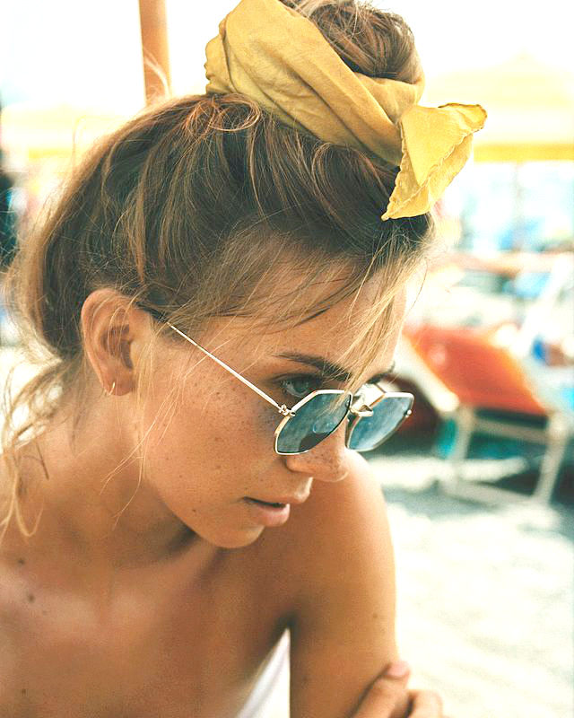 Chignon haut + foulard = le bon mix