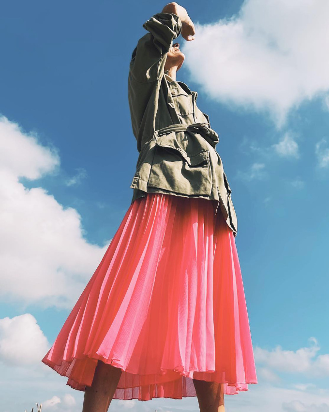 Rien de tel qu'un rose fluo pour doper un kaki lgrement dlav !