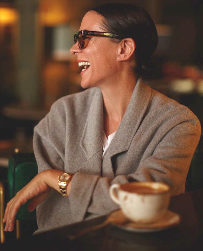 Mlant manteau un brin trop grand, coiffure sage, montre masculine et clat de rire, ce look a tout bon !