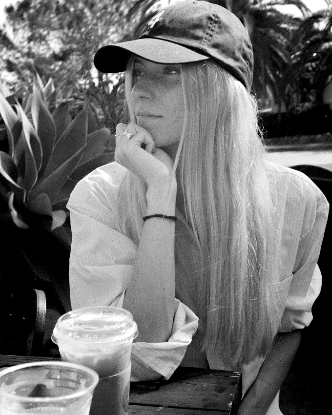 Chemise masculine + casquette + boisson glace = le bon mix