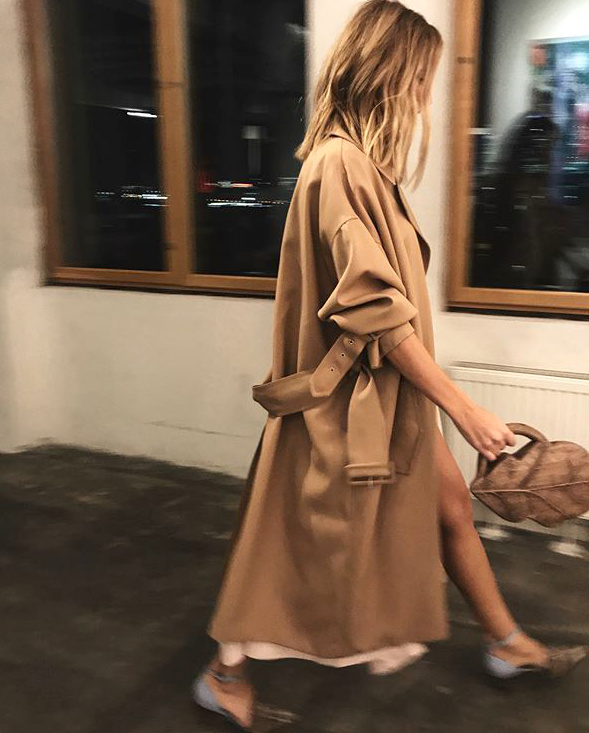 Rien de tel qu'un trench ample et long pour rchauffer une tenue de soire !