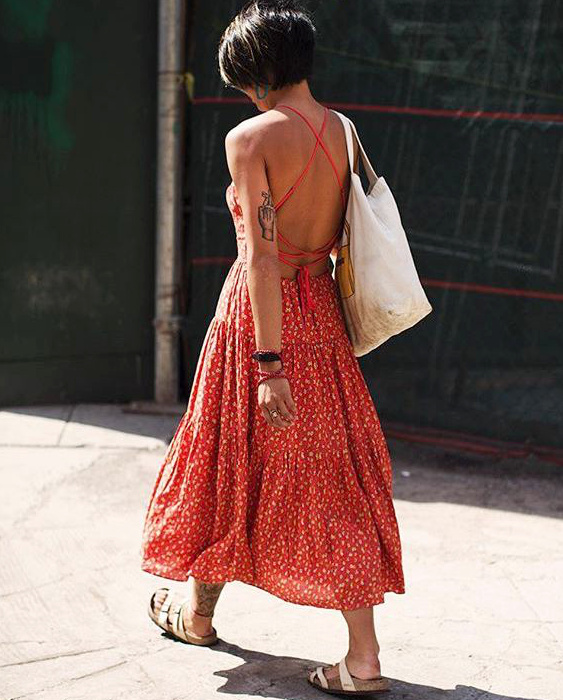 Robe dos nu estivale + sandales type Birkenstock = le bon mix