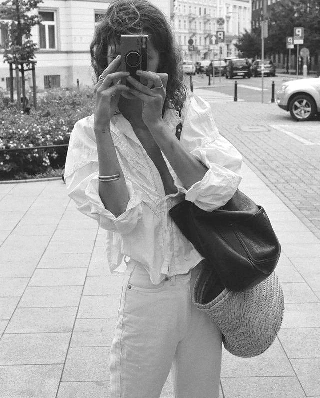 Mlant jean droit taille haute, blouse romantique et cabas tress, ce look a tout bon !