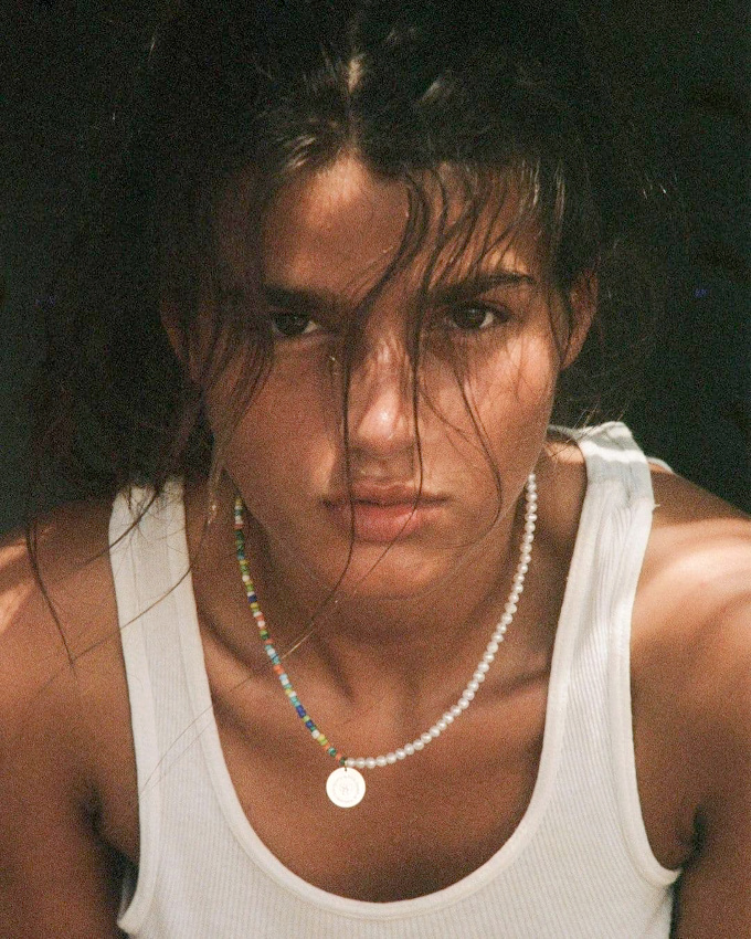 Toujours relever ses marcels blancs d'un collier fantaisie !