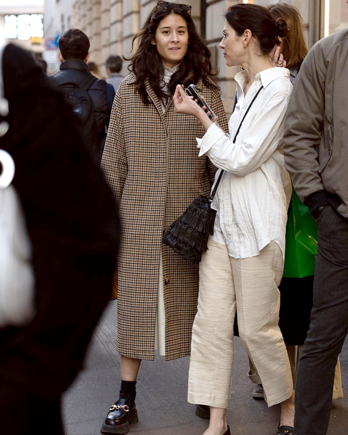 Pardessus + jambes nues = le bon mix