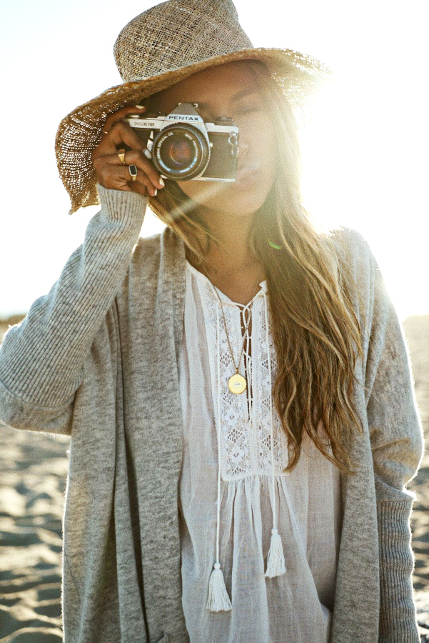 Blouse folk translucide + long gilet = le bon mix