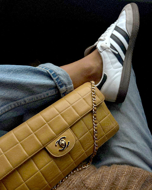 Sac Chanel baskets et jean