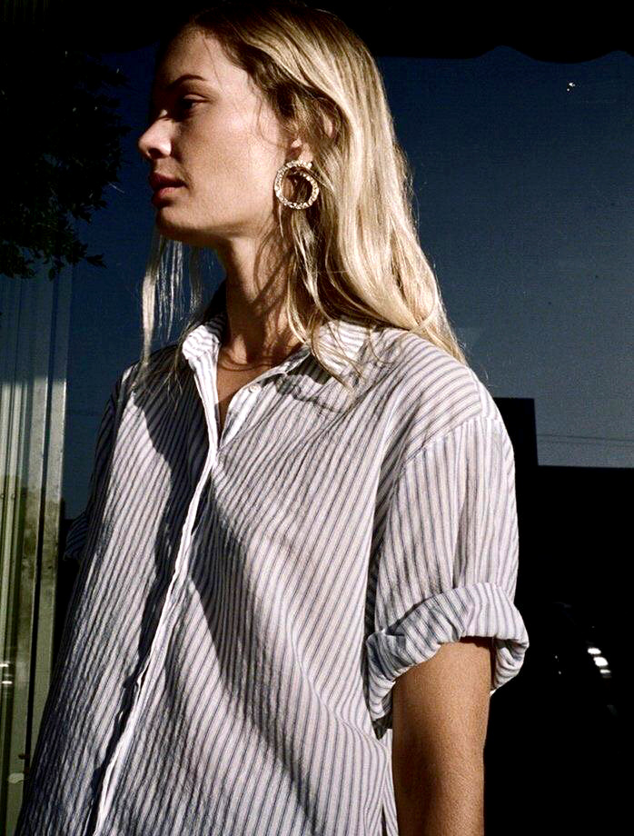Chemise � rayures verticales + boucles d'oreilles sophistiqu�es = le bon mix