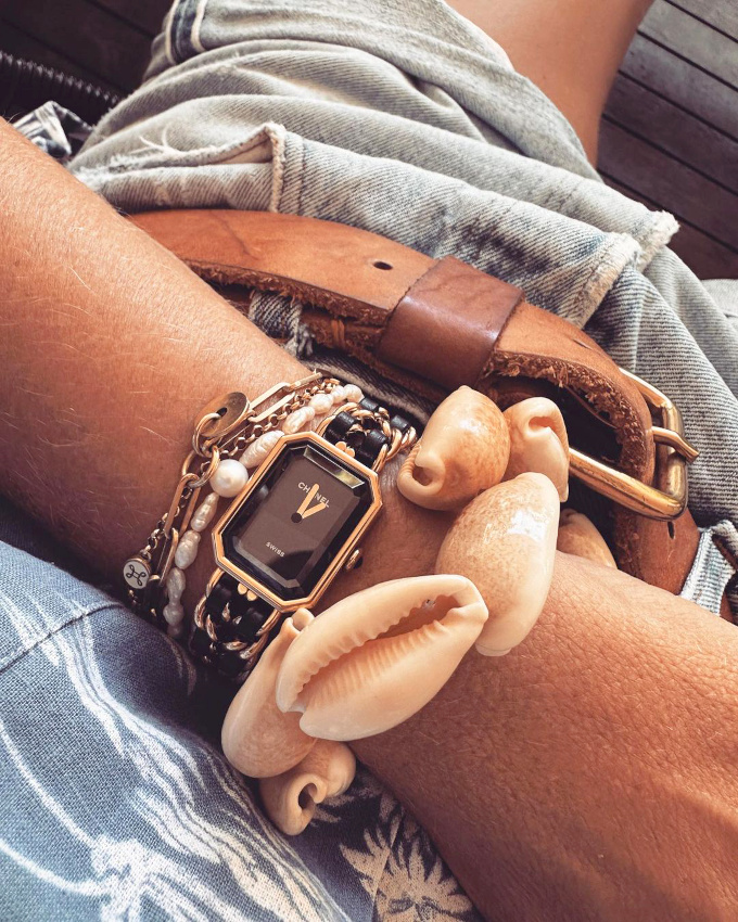 Oui au tlescopage entre montre chic, perles, chanettes et bracelet de coquillages !