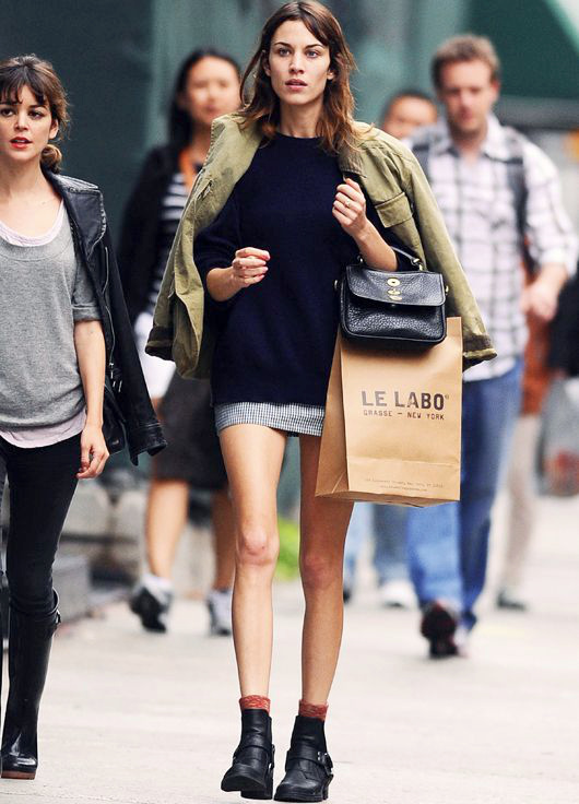 Mini jupe, veste army et ample pull masculin sont apparemment faits pour vivre ensemble !