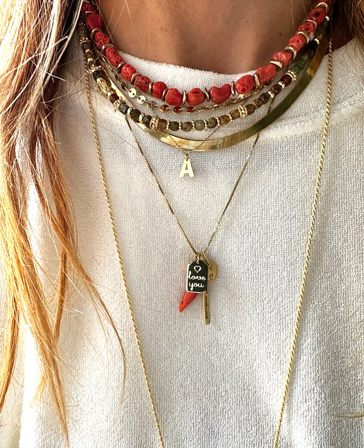 Accumulation de colliers + tee-shirt ponge = le bon mix