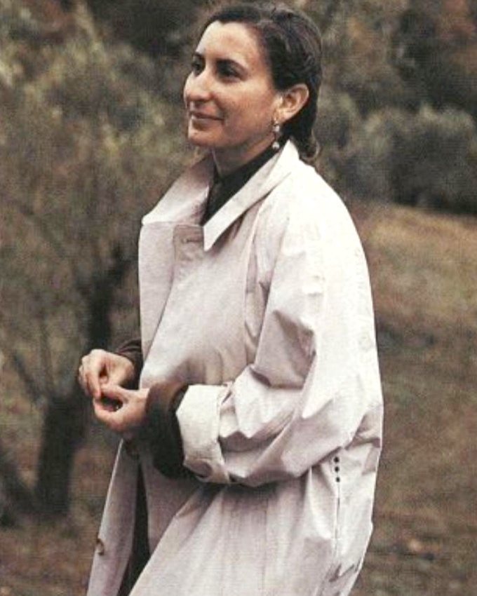 Un imper un peu ample, une paire de boucles d'oreilles, un sourire discret... what else ?