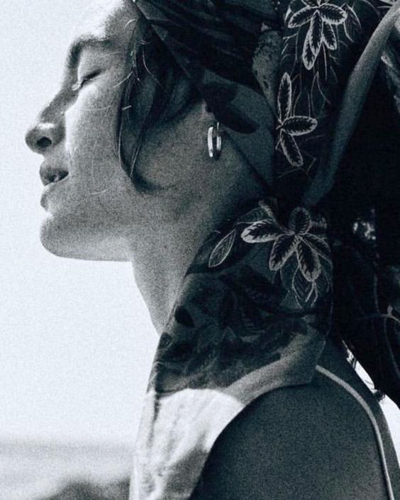 Foulard port� en fichu + petites cr�oles = le bon mix