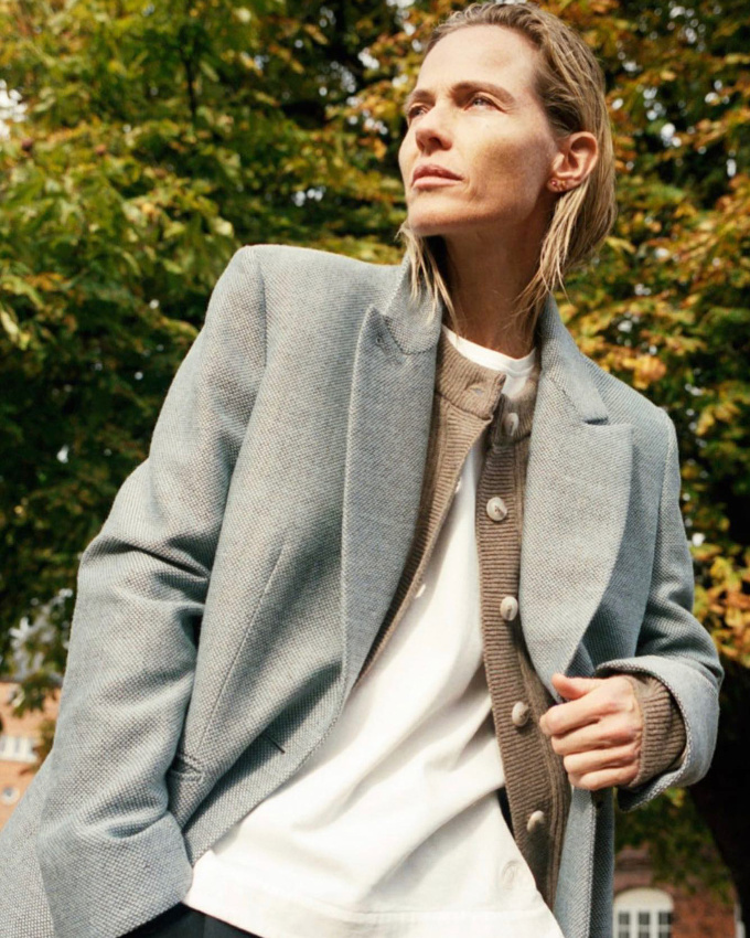 Rien de tel qu'un blazer masculin pour twister le duo cardigan/tee-shirt blanc !