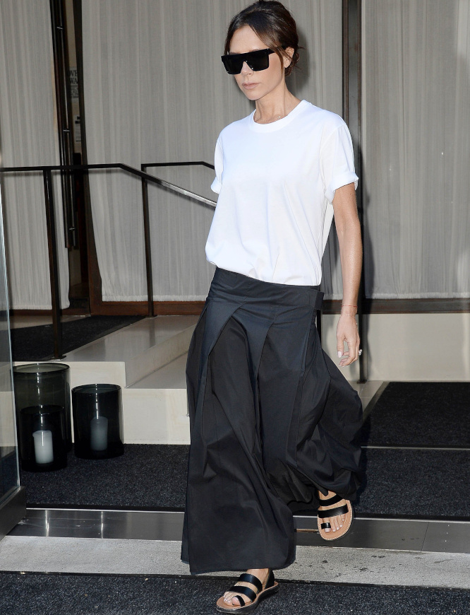 Oui au t�lescopage entre tee-shirt casual et longue jupe monacale !